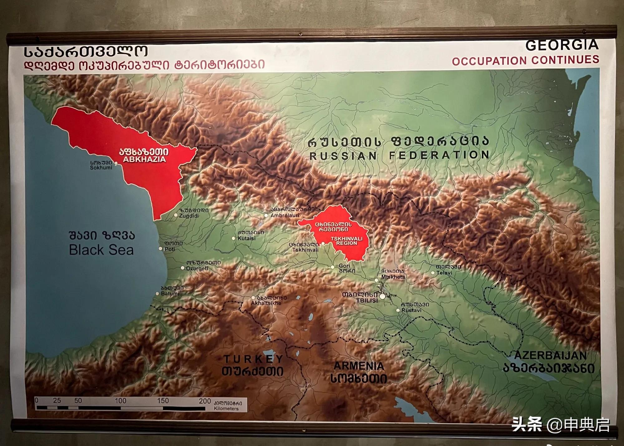 带小花园的目前看到最豪华墓地在格鲁吉亚，人均土地资源相当丰富