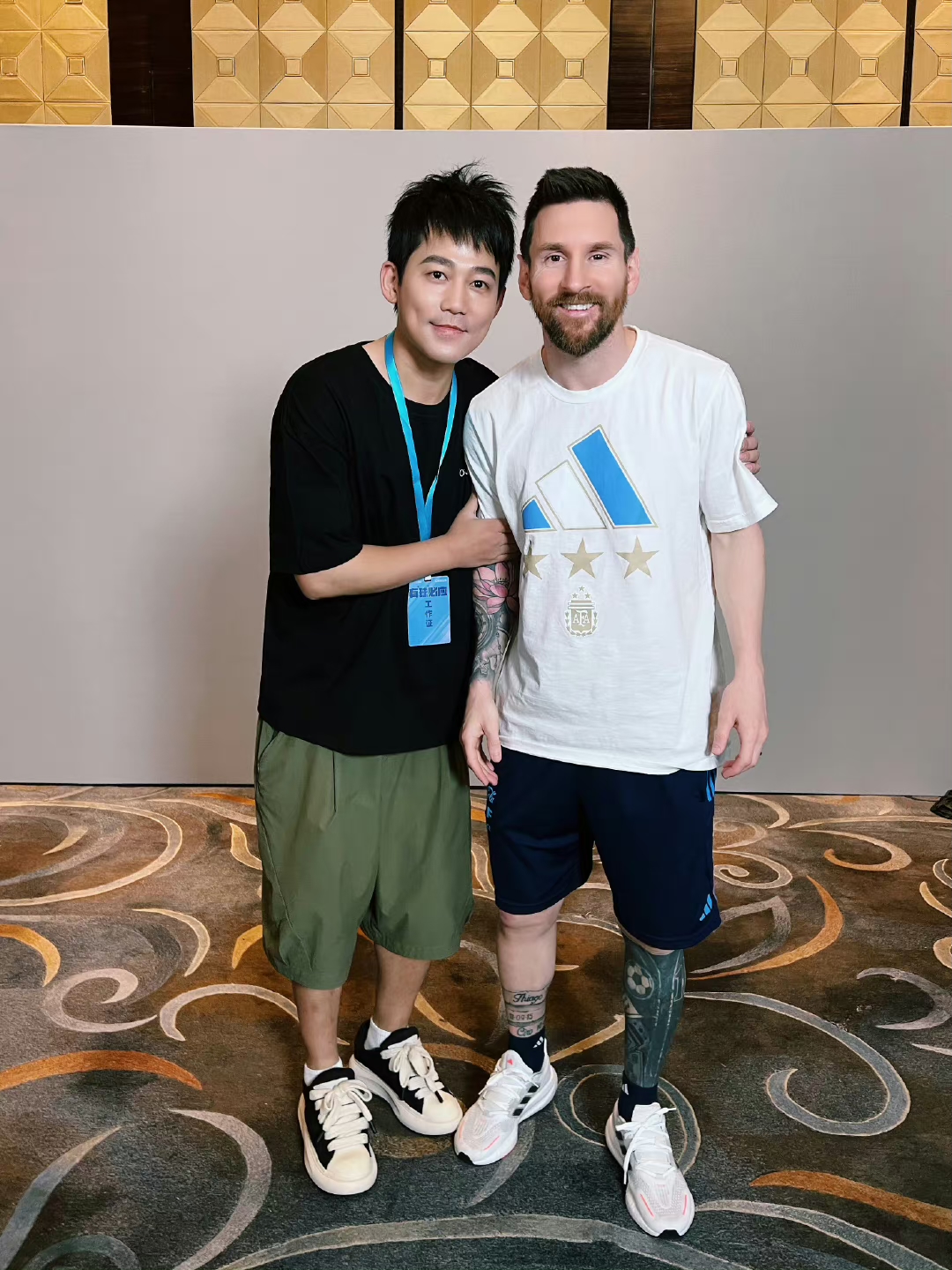 陈妍希和儿子看足球,陈妍希带孩子探班