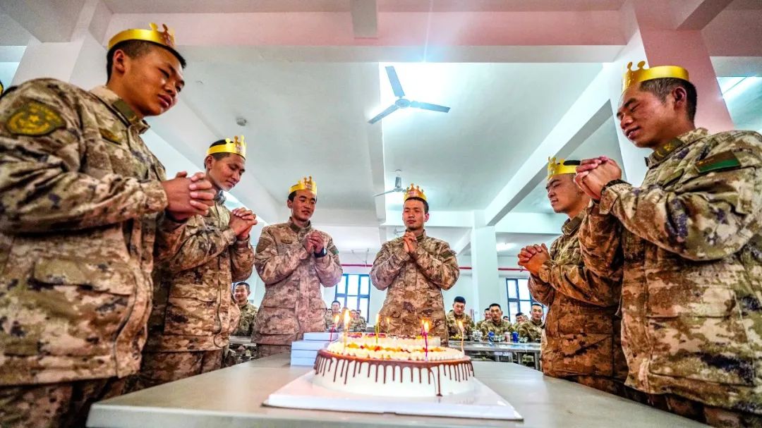 布置过生日的场面,在海底捞过生日的场面