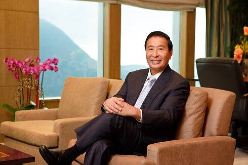 他生于广东，12岁能做黄金，炒股赚700亿，儿媳生子他奖励18.2亿