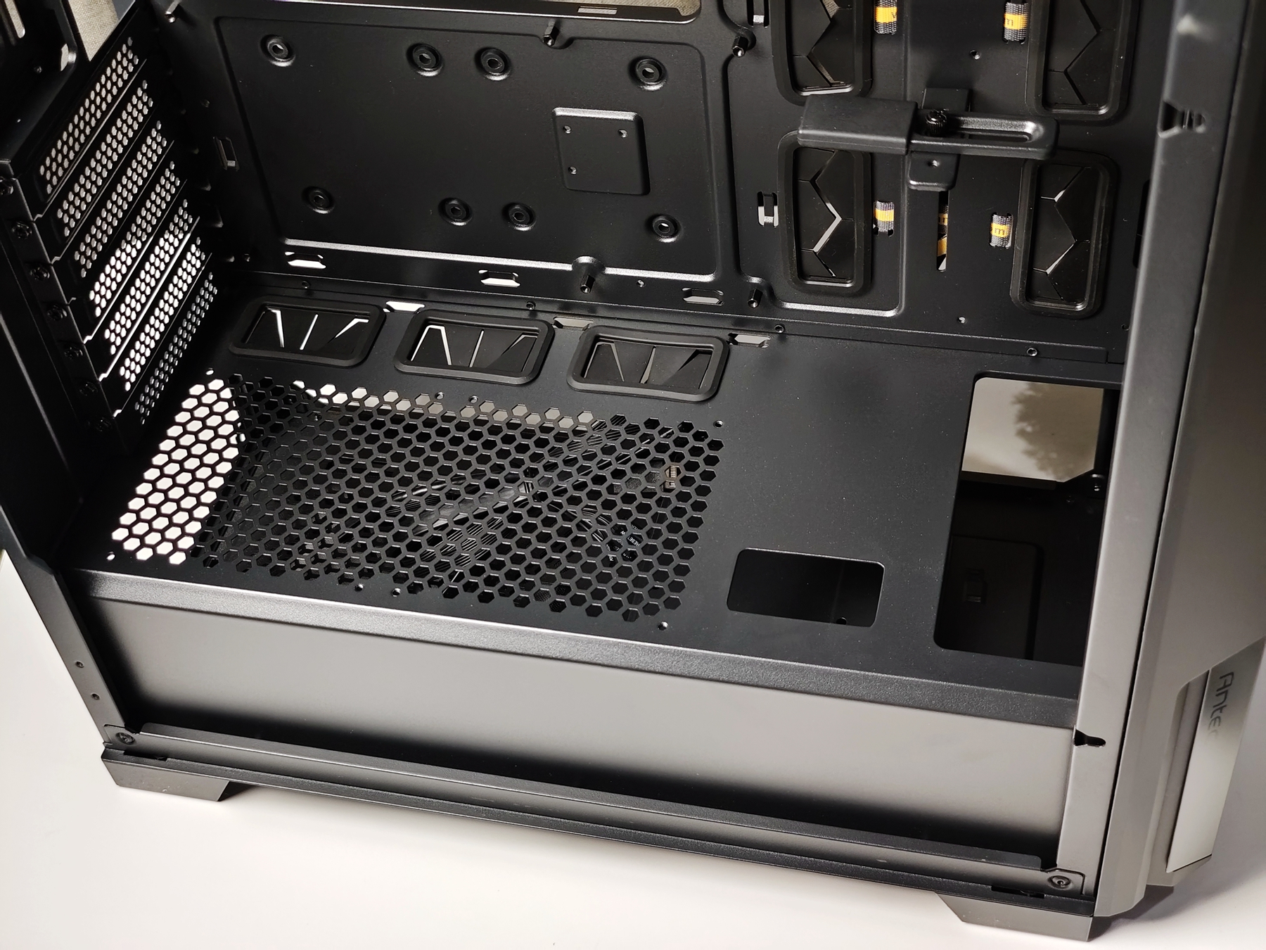 扎实稳健，低调奢华，轻松装下RTX4090-安钛克P20CE机箱设计解析