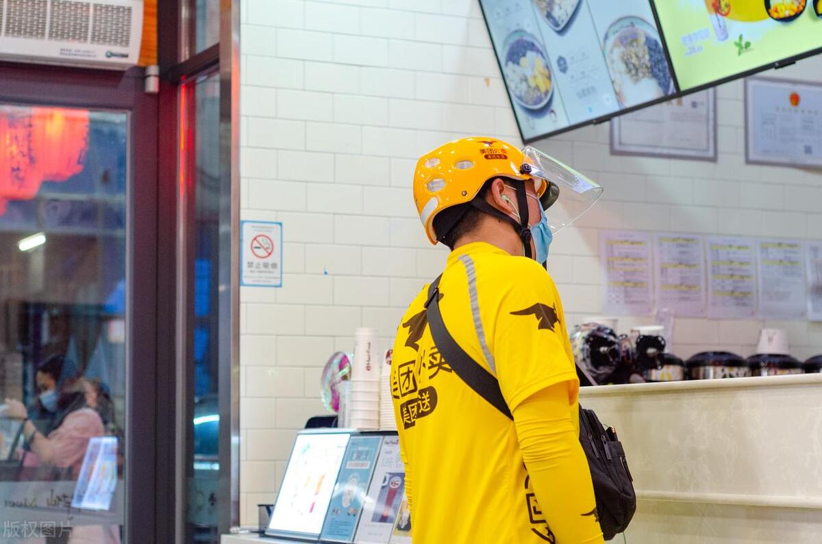 外卖员裤裆里取毛放进饭里，网友直呼太恶心