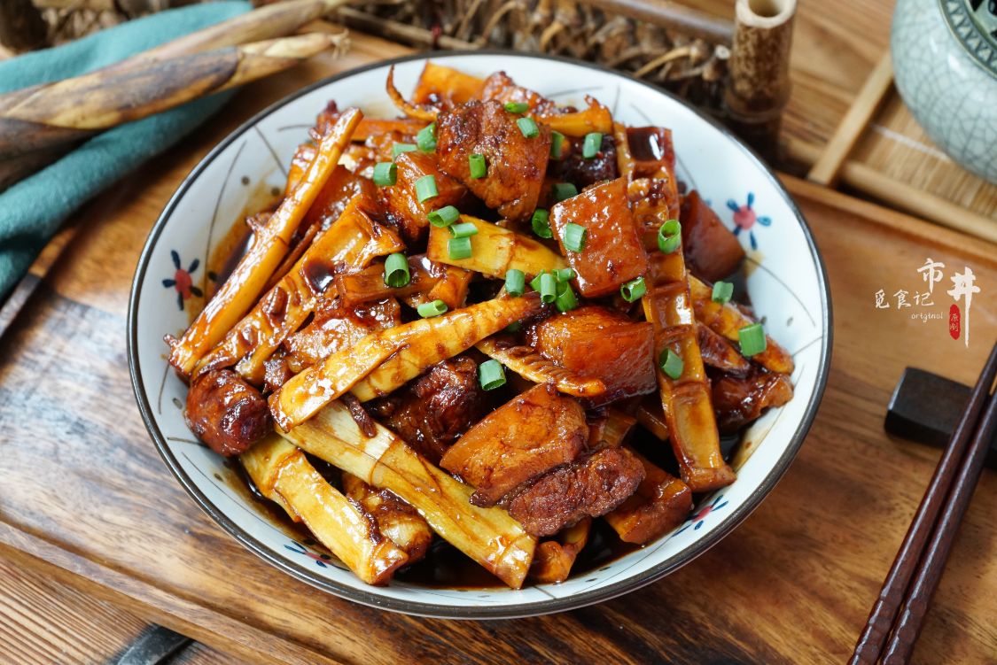 五花肉焖一晚,春天遇到这菜别不懂吃