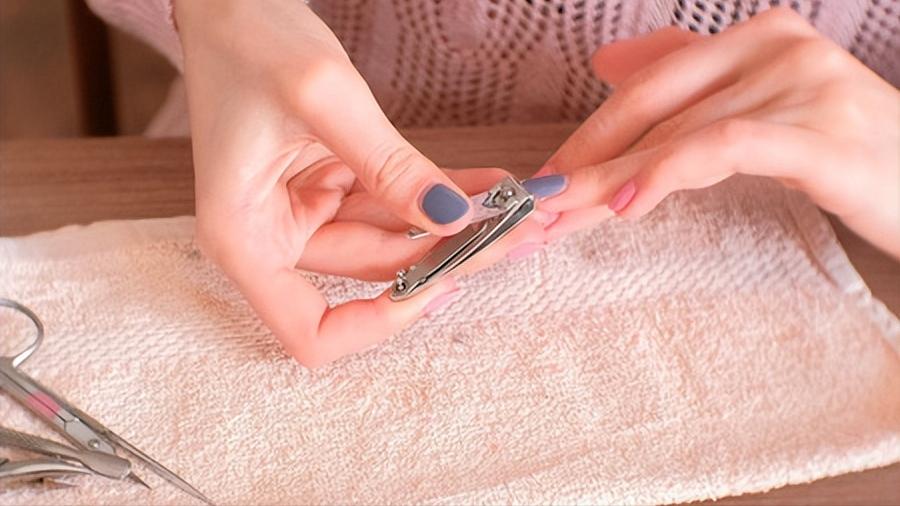 甲沟炎如何快速拔出脚趾甲,脚趾甲老往肉里钻一碰还疼