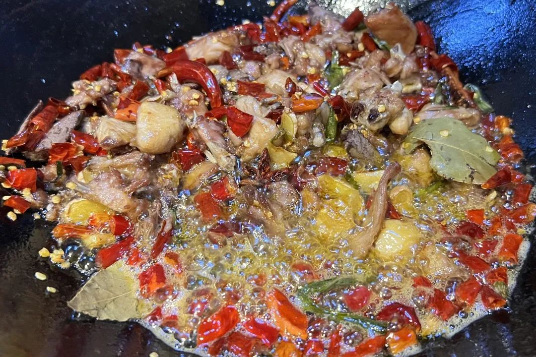 终于炒出了两锅会说自贡话的兔儿