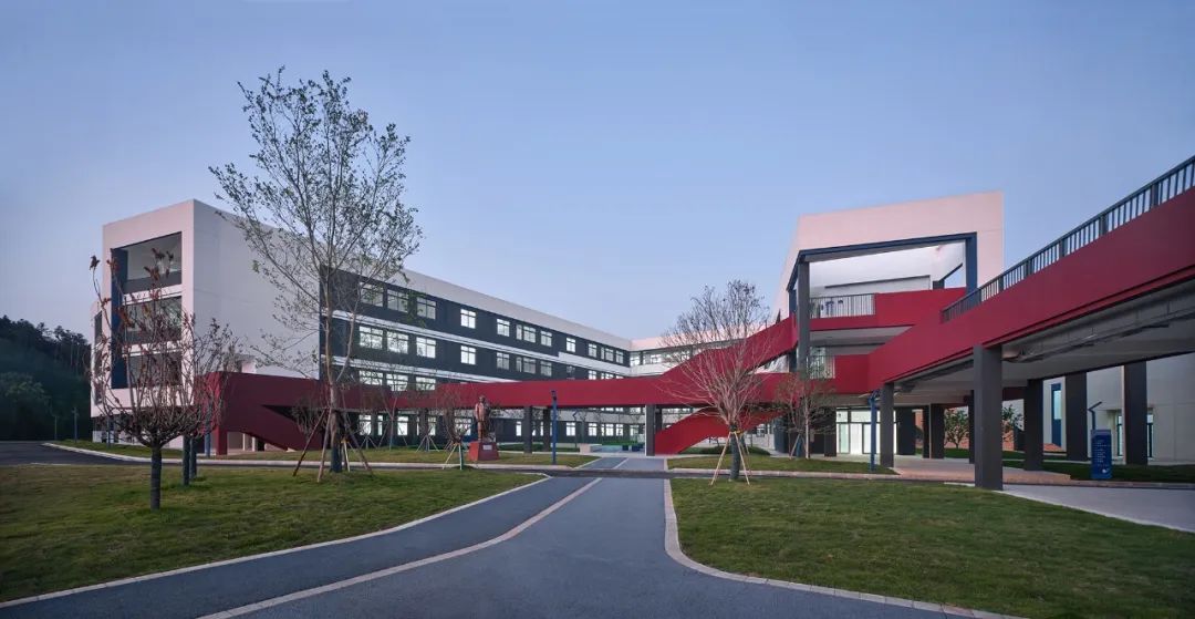 九年一贯制学校设计,阶梯式学校效果图