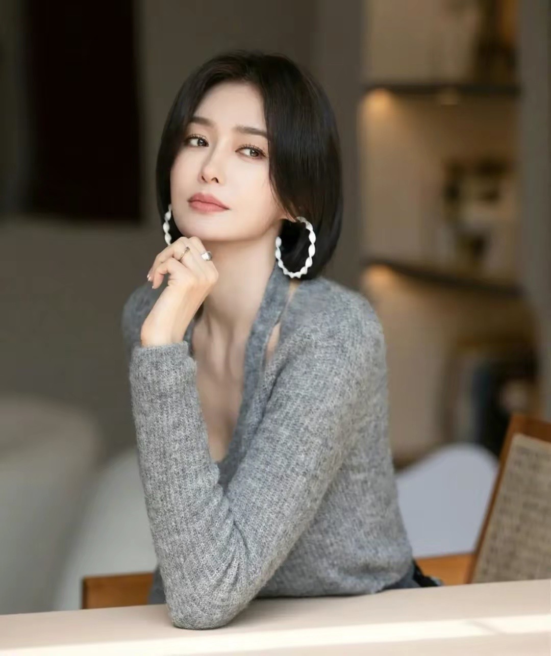 秦岚花儿与少年挂脖,秦岚挂脖上衣牛仔裤