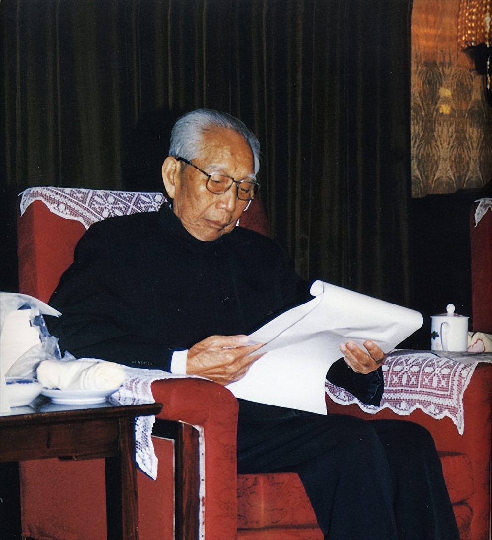 开国将军*震王**找县长办事，却被铐起来辱骂，县长表示：这我说了算