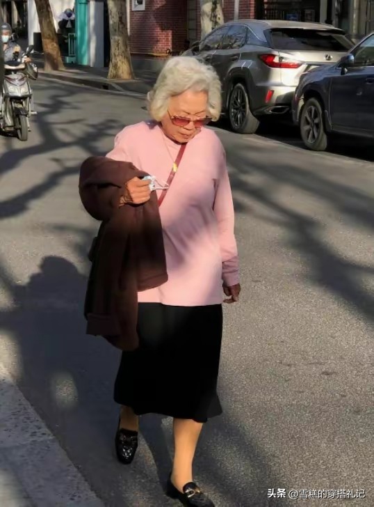 60岁的奶奶怎么样打扮才好看,被上海老奶奶的穿搭惊艳到了
