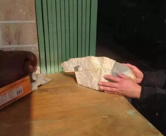 顶级玻璃种翡翠原石切割视频,顶级玻璃种全脱沙翡翠原石