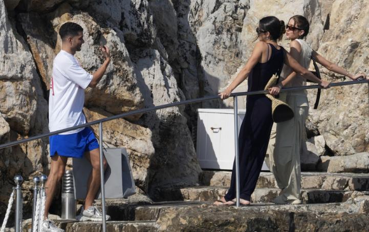 詹娜和男朋友接吻,詹娜和男朋友吻戏