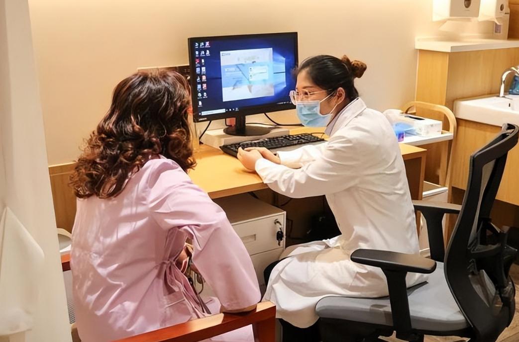 早上睡醒了眼皮眼袋肿是怎么回事,中医治疗眼袋大属于哪个科室