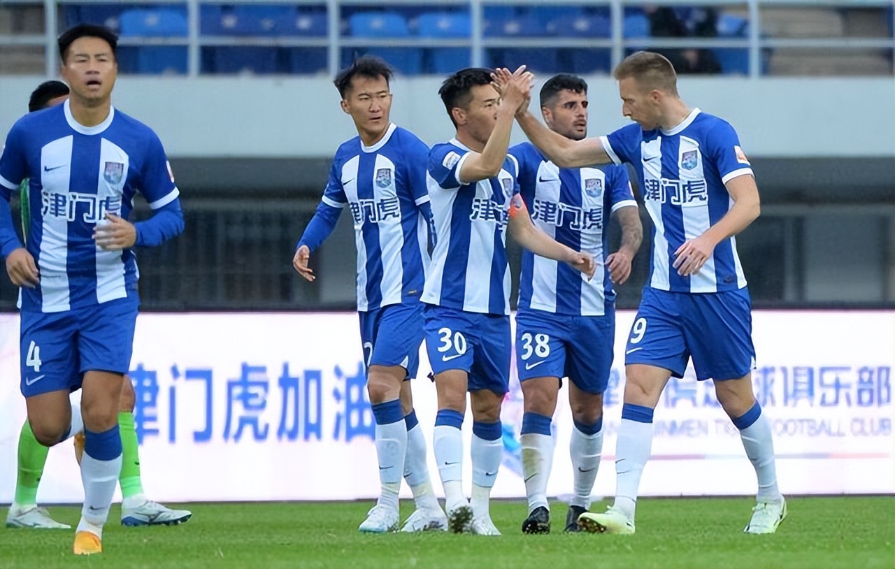 在不专业的道路上中国足协最专业，中超天津战武汉20人同穿蓝球衣