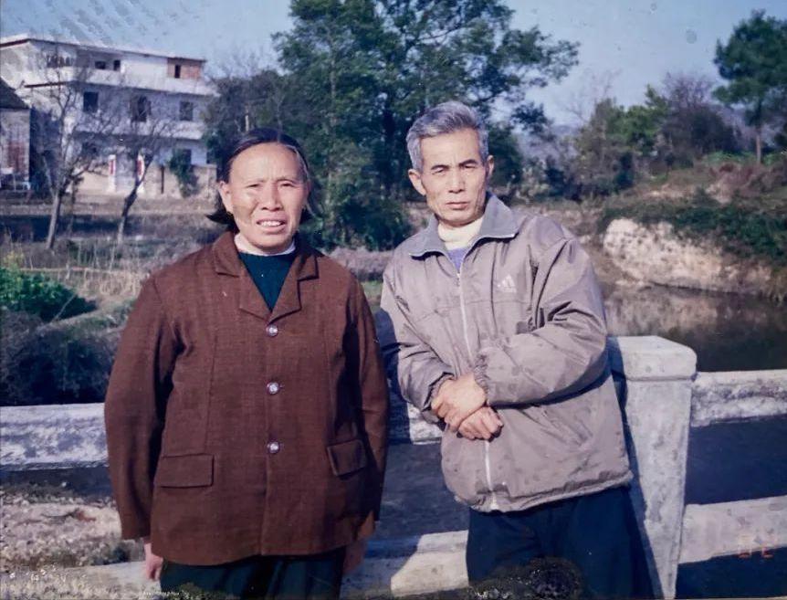 男老师因“强奸”女学生入狱10年，出狱后，女学生集体为老师喊冤