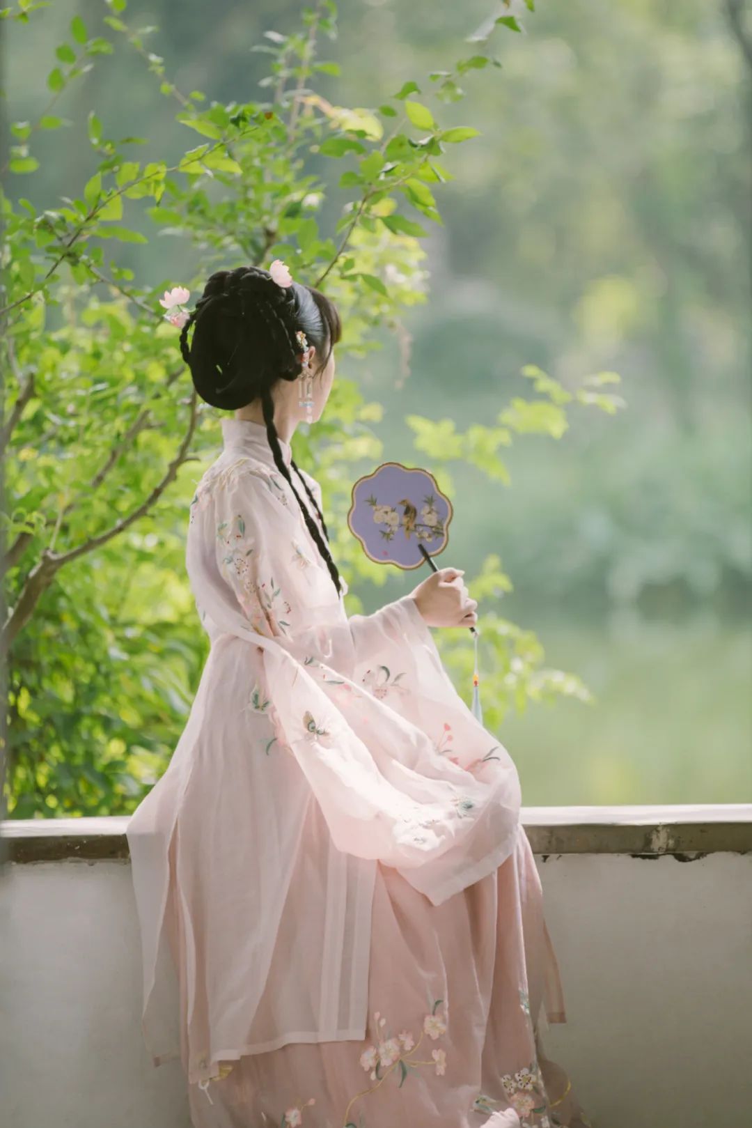 哪些适合发朋友圈的绝美诗词,形容人美的不可方物的诗词