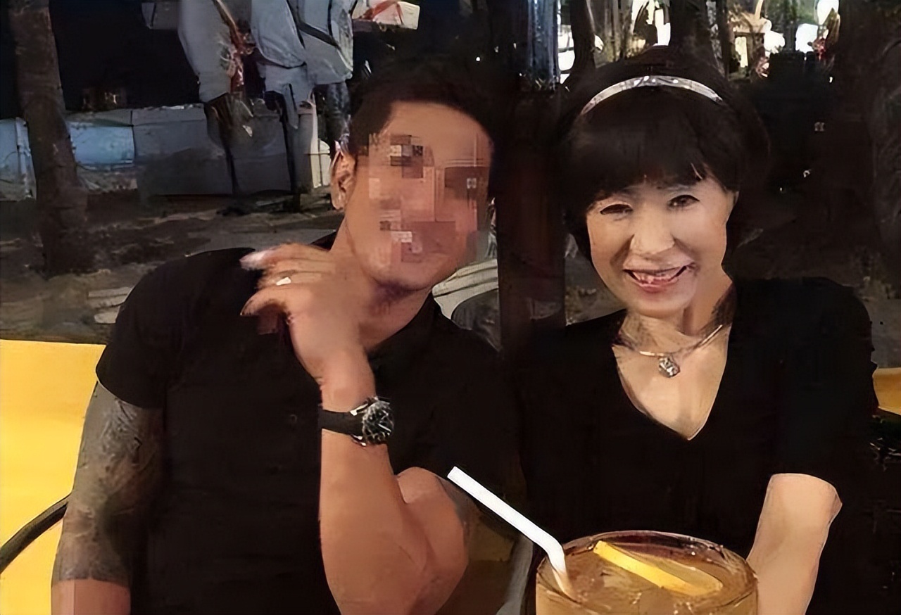 52岁大妈花200万整容成少女,日本68岁大妈整容成少女