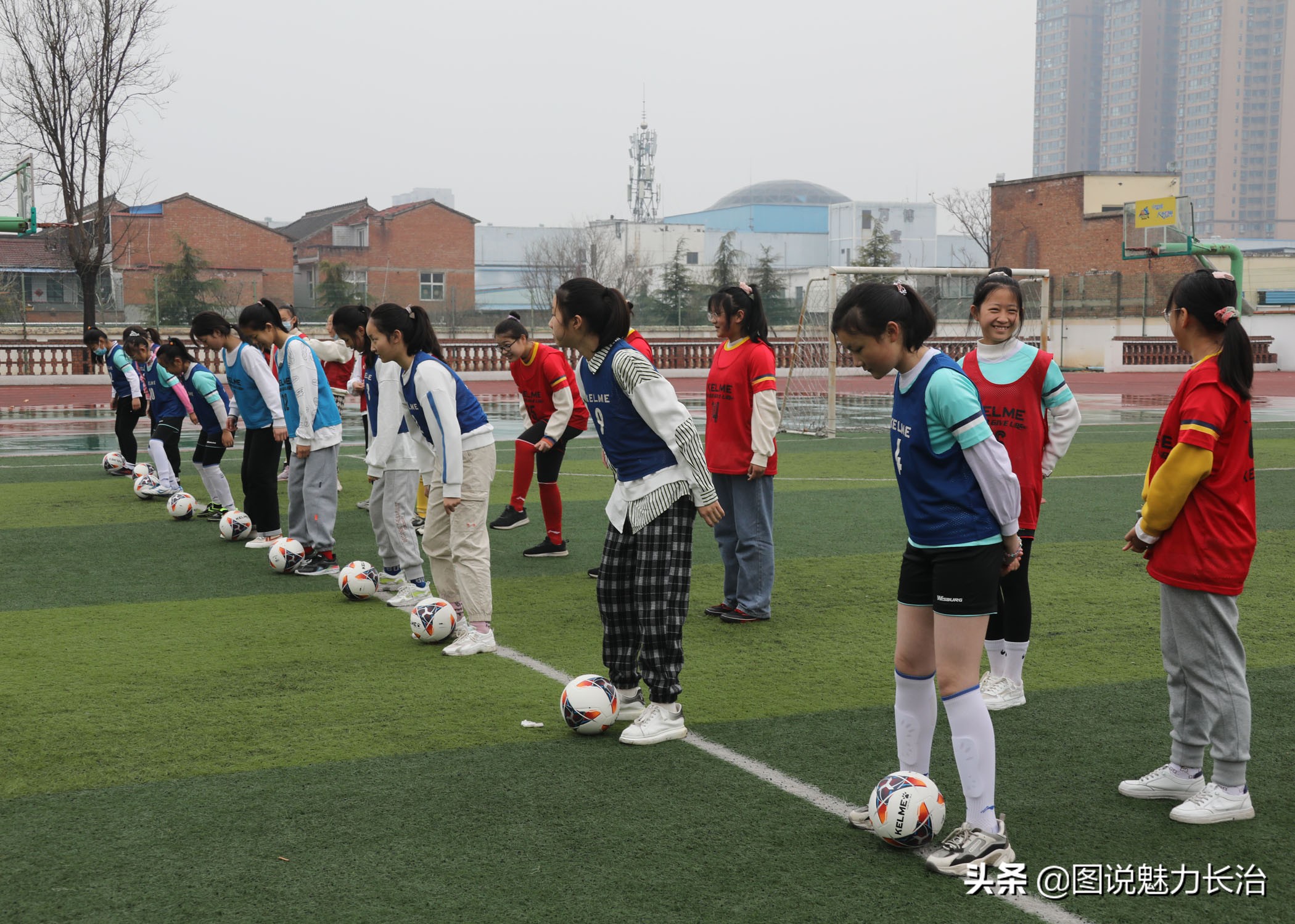 春雨助兴2022年亚足联女足日女孩足球节长治活动在东关小学举行
