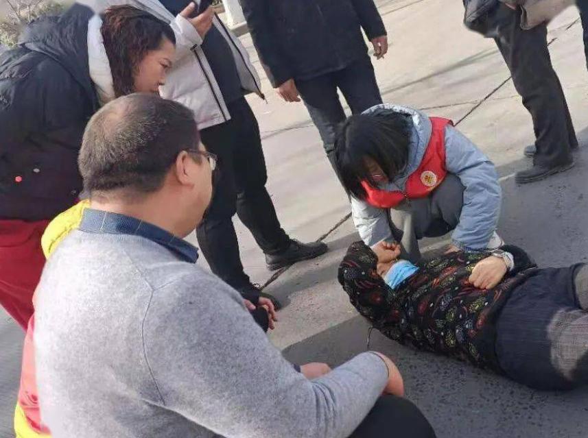 家人突发脑出血咋办?医生教你3个家庭急救办法,关键时候能救命