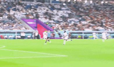 卡瓦尼失单刀,卡瓦尼离场击倒var设备处罚