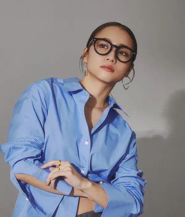 方形眼镜适合哪些穿搭,眼镜时尚搭配