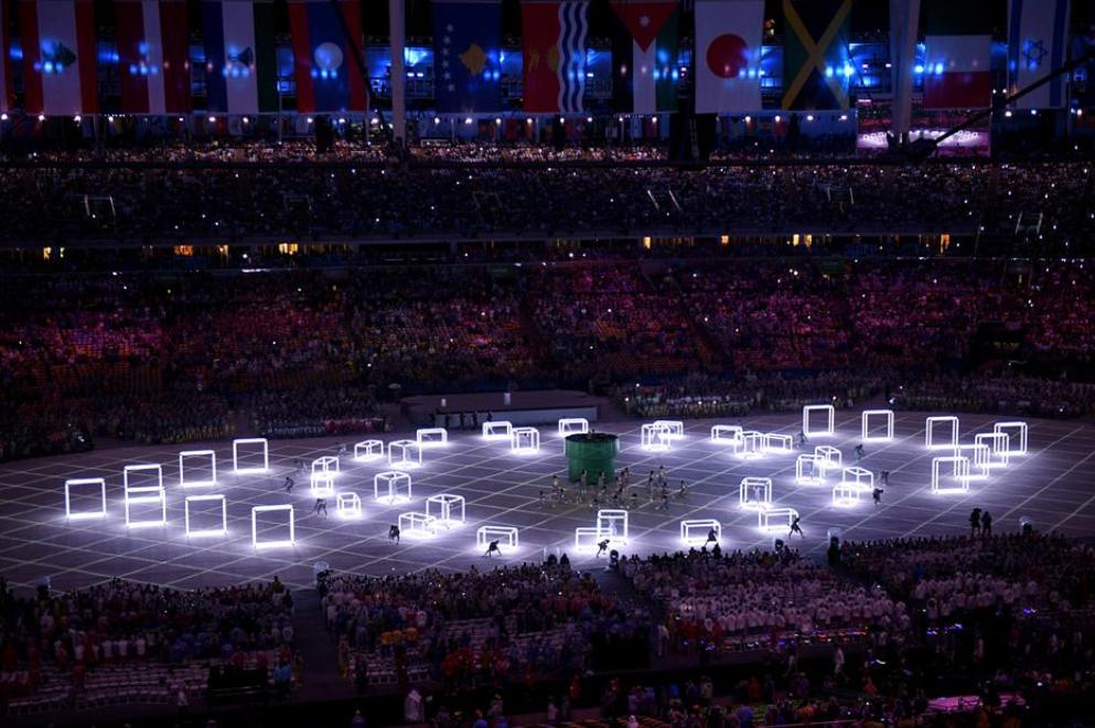 女艺人在校园表演摸*体下**舔手，污秽不堪，告发涉嫌演出淫乱罪