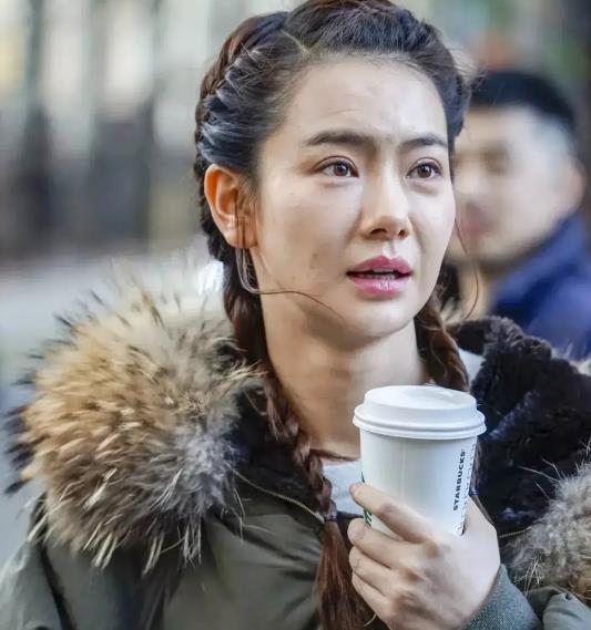 女子割双眼皮失败像瞪眼,女明星割双眼皮对比照