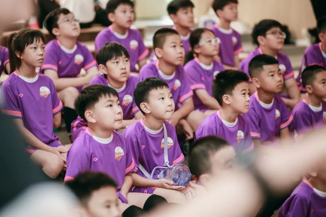 刚入足球队,刚入门踢球