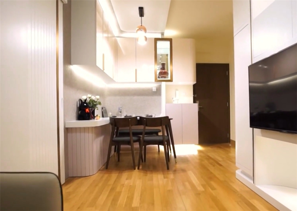 香港一家4口居住110尺劏房,香港一家五口住在豪宅