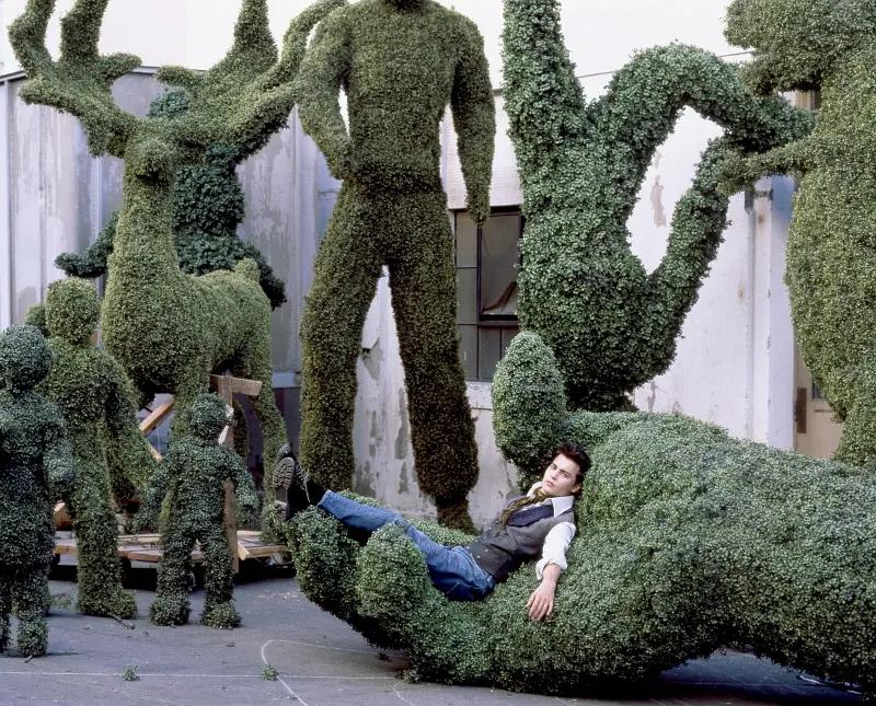 剪刀手爱德华色彩审美分析,剪刀手爱德华警察为什么要放走他