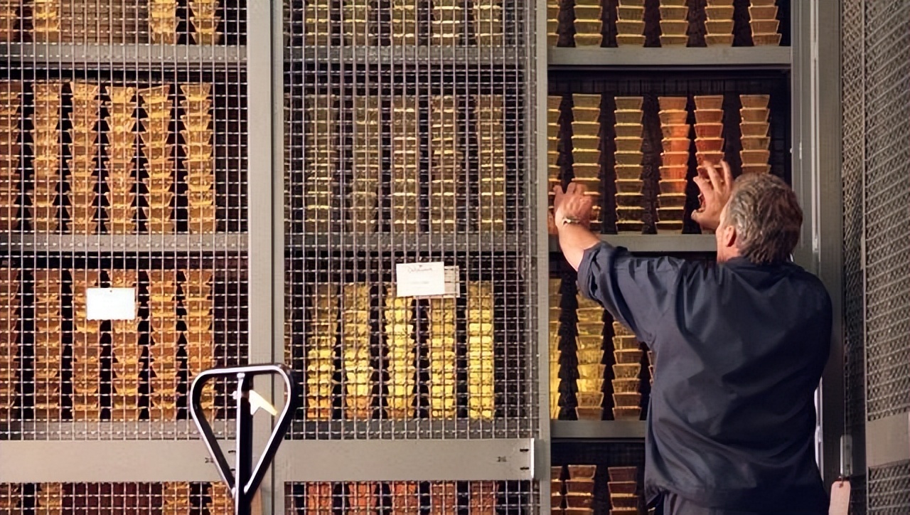 中国存放600吨黄金还能运回去吗,我国600吨黄金放在美国了吗