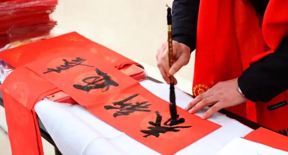 传统的春联讲究从上往下,春联迎春迎喜迎富贵应贴哪边