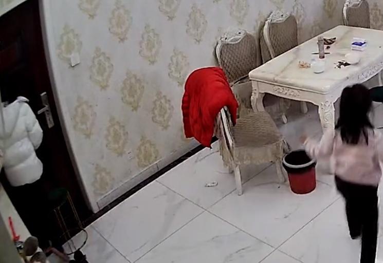 山东日照姐妹俩在家有陌生人敲门,姐妹俩遇陌生人敲门