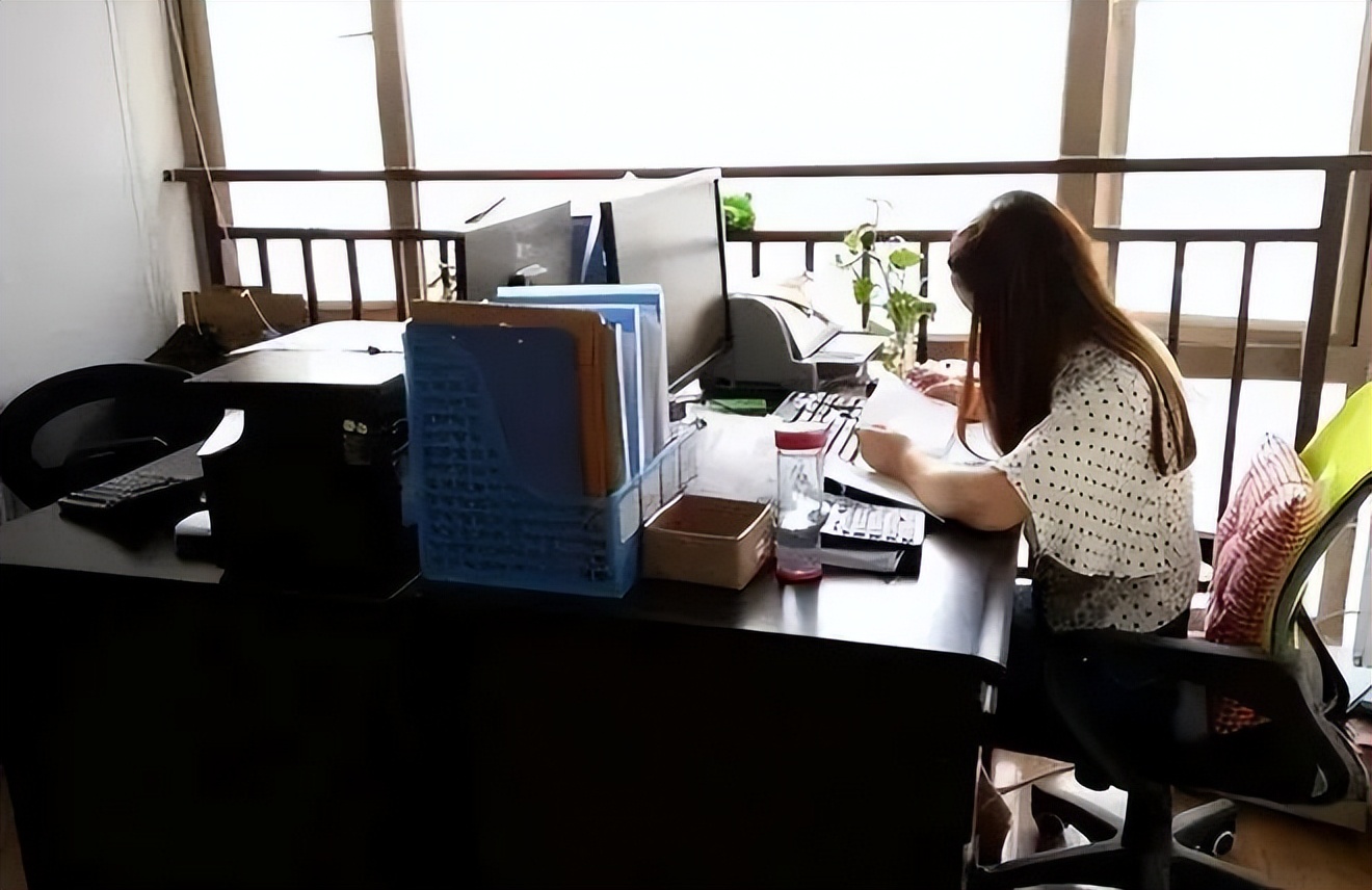 90后女老师竟是黑帮老大,90后套路贷女黑老大的视频