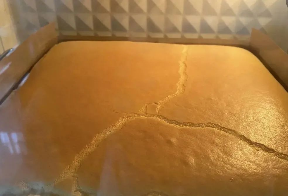 蛋糕卷怎么老是掉皮而且还开裂,不掉皮不开裂蛋糕卷做法