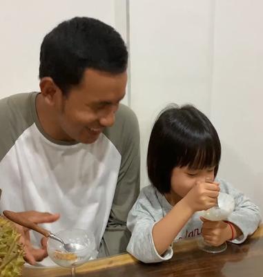 东*姑北**娘国外旅游，小7岁导游对她念念不忘，两人结婚5年后怎么样