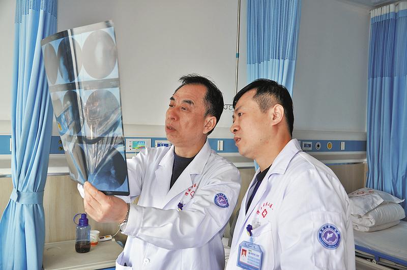 渭南市第二医院肿瘤、胸外科（外二科）主任李力鹏：渭南腔镜“领跑人”