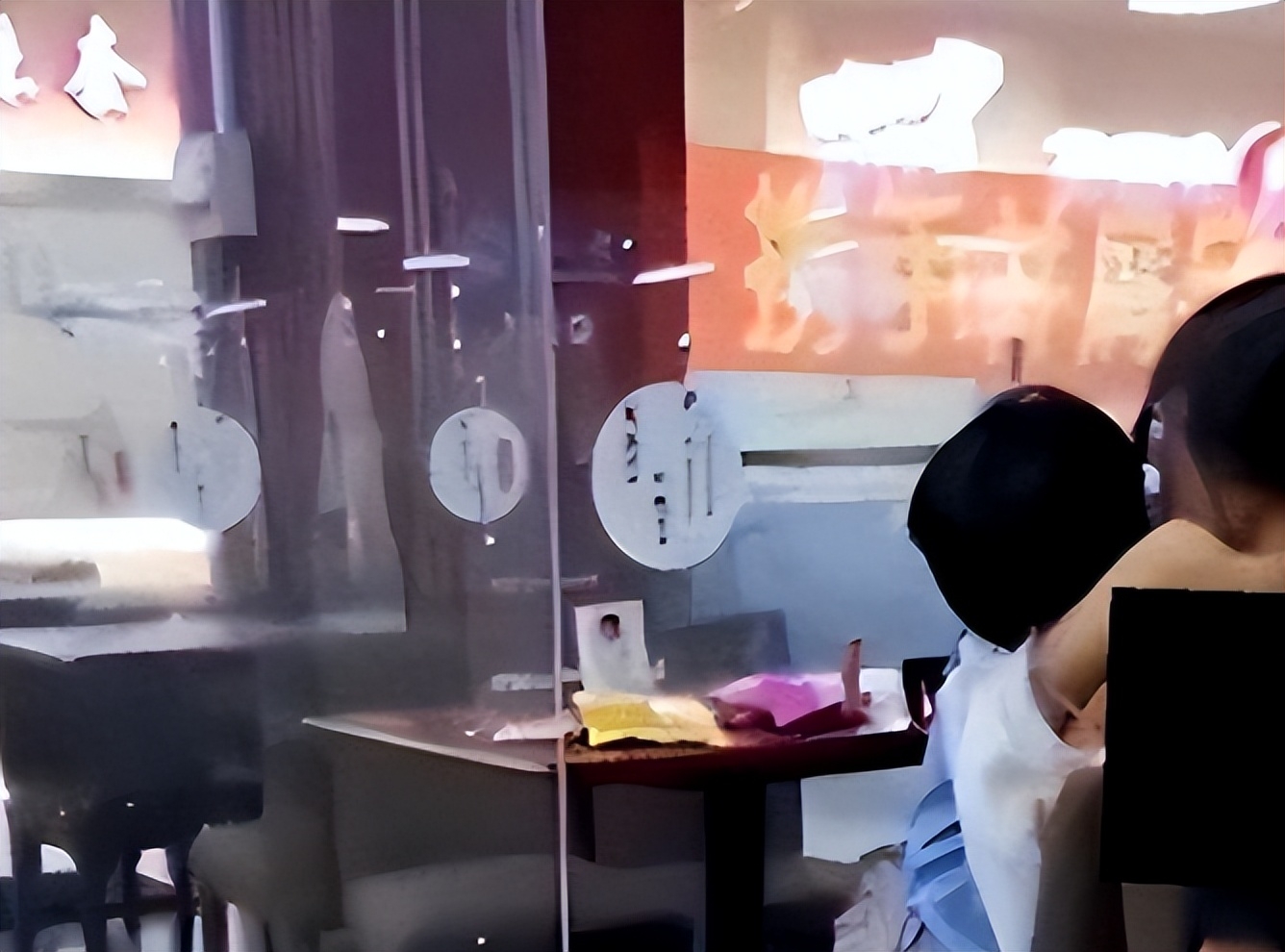 东北高校大学生公然脱衣亲热,大白天竟脱衣喂奶？伤风败俗！