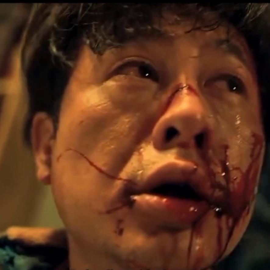 当一个人欺负你时叫欺凌，当一群人欺负你时叫声张正义，这...