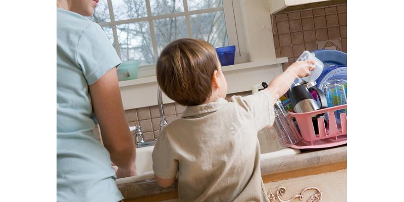 离婚十年，60岁的她拎一包东西上门：东西收下，我照顾你有仨条件