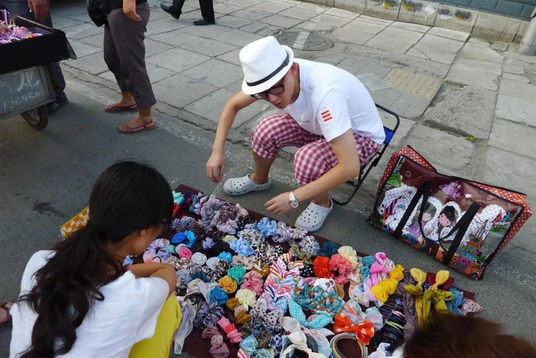 地摊日入9000？普工一年涨薪5元，年轻人逃离工厂是明智选择吗？