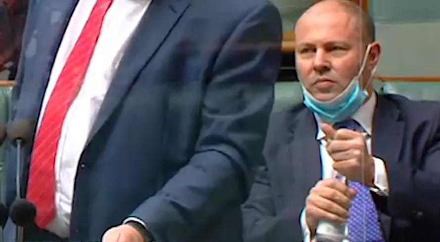 澳议员会议上抠鼻屎，还塞嘴里，视频疯传！疑似新型核酸检测？