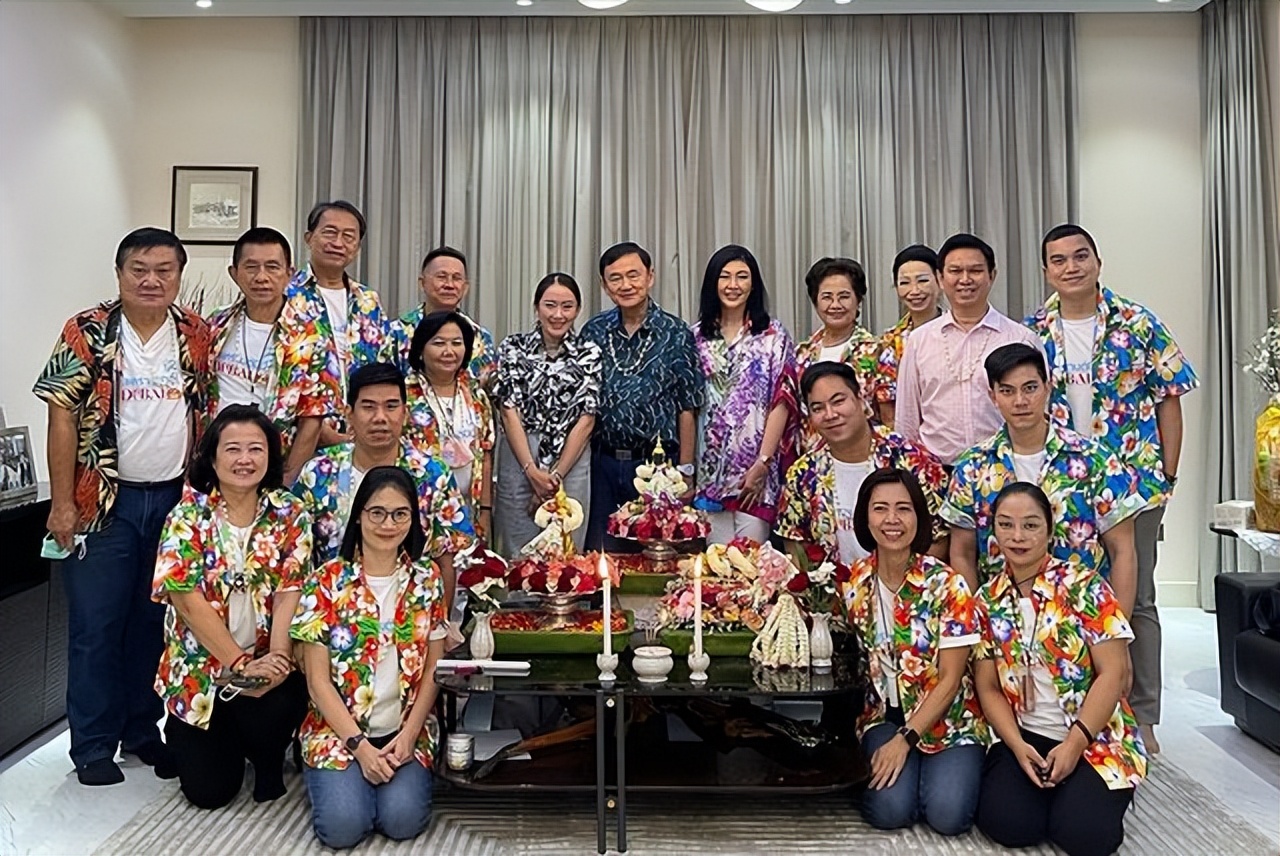 英拉穿傣装照片,泰国英拉泼水节