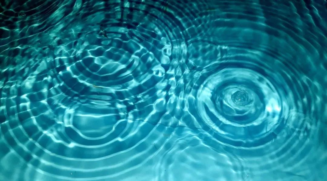 水滴形成波浪,水滴呈现效果