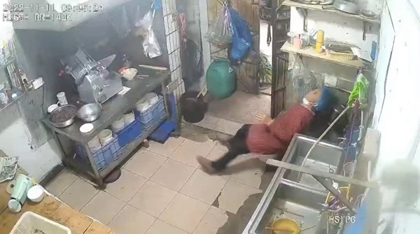 急救女子人工呼吸胸外按压,女医生胸外按压救人