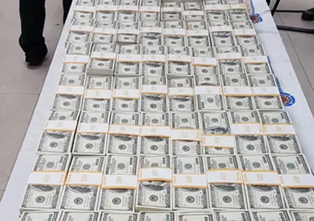 上海小伙成墨西哥毒枭，却未向中国贩毒，密室中成捆美钞垒成高台
