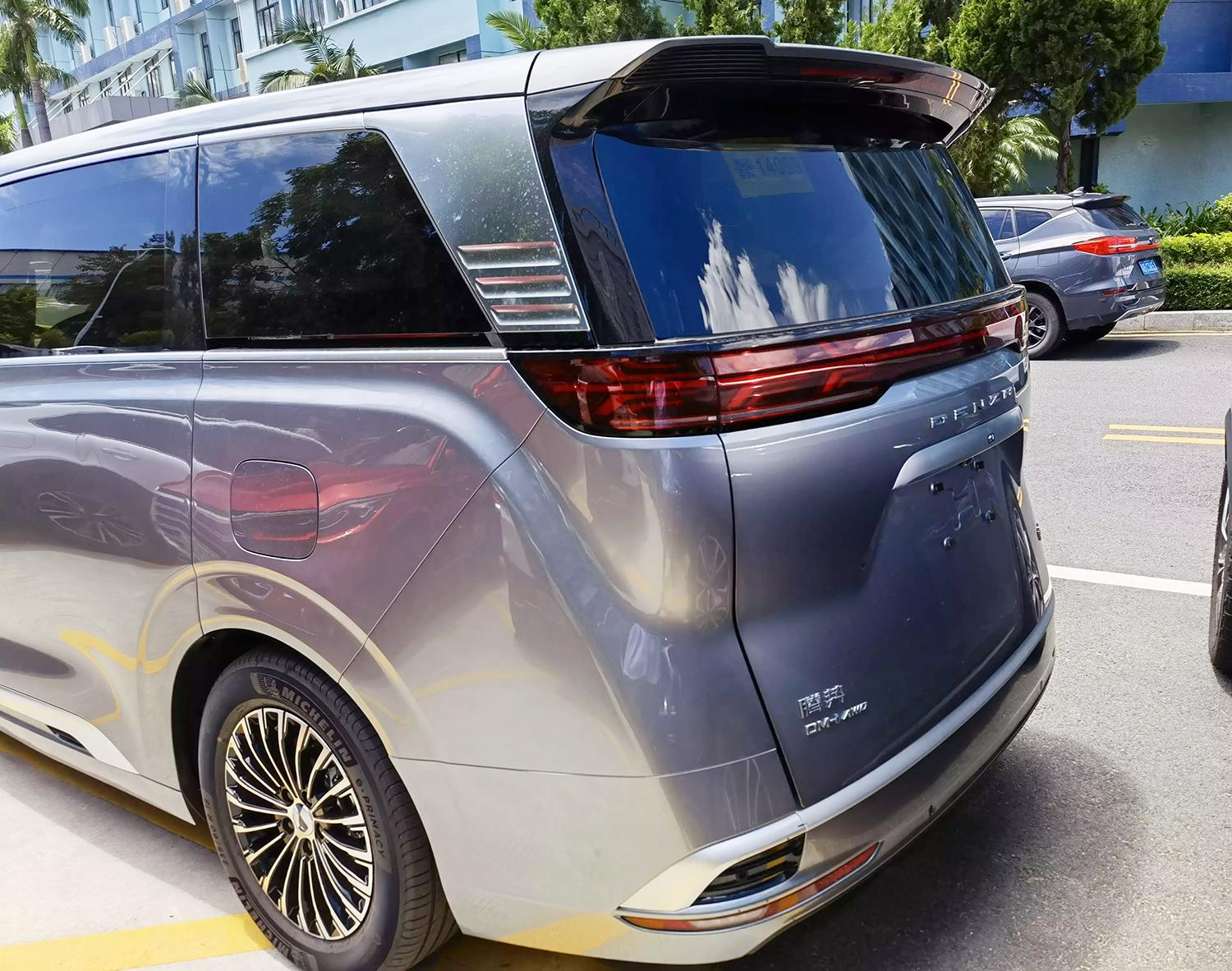 腾势d9新能源白色,腾势d9灰色纯电实车