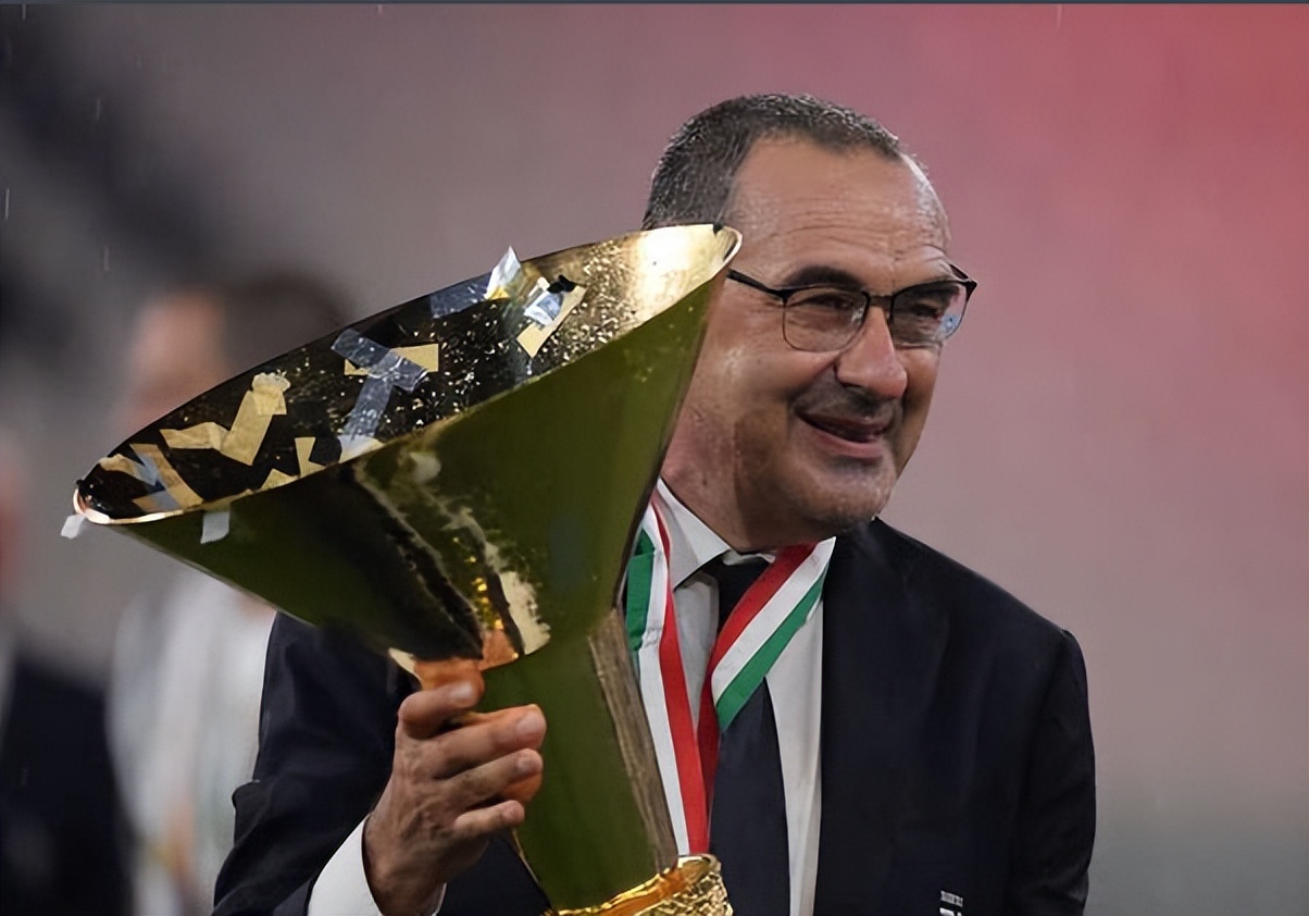 两位锋霸的故事，一个还在场上驰骋，一个坐在了教练席