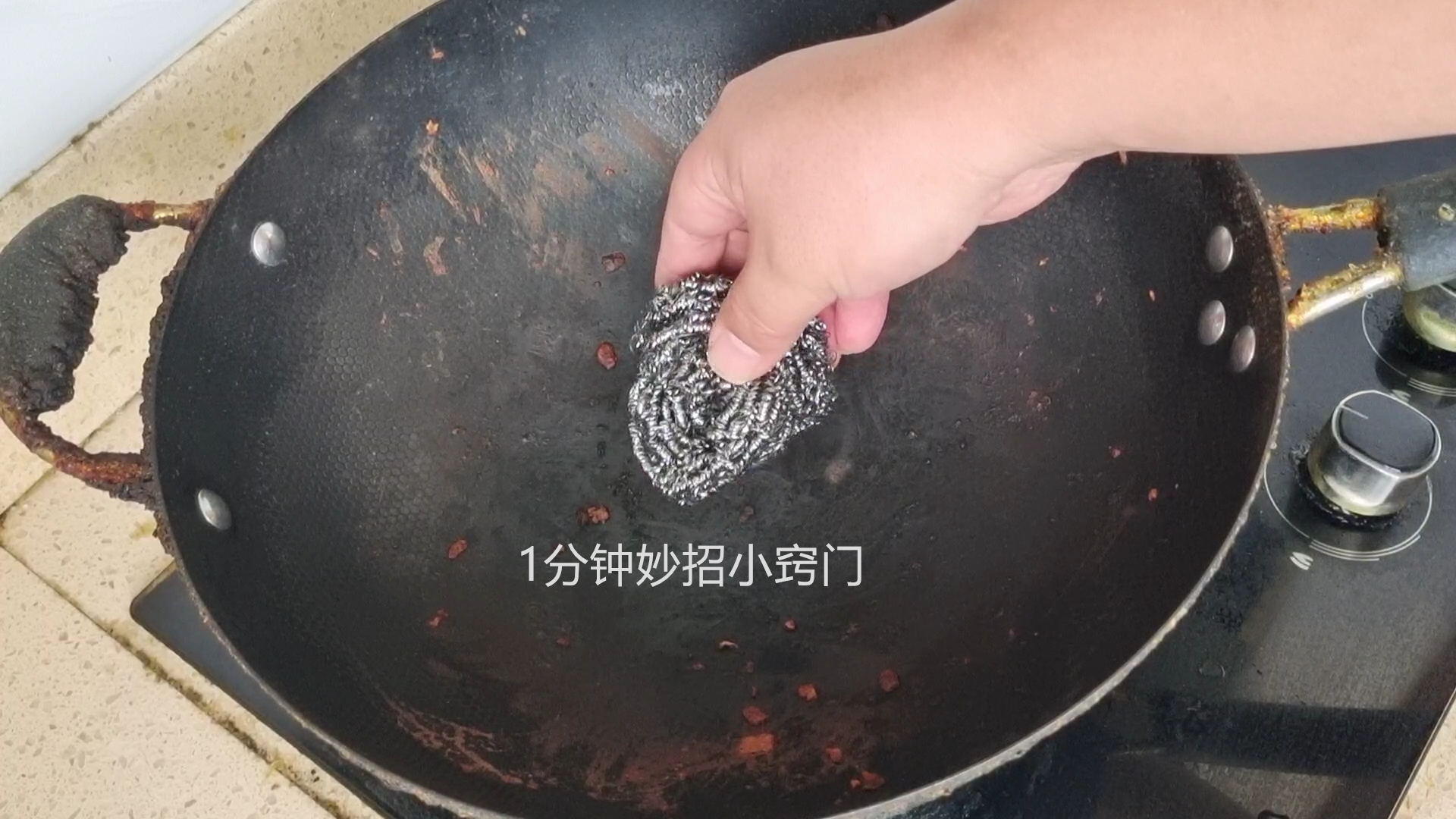 不锈钢锅底烧糊后如何清洁,锅底烧糊了别用钢丝球擦