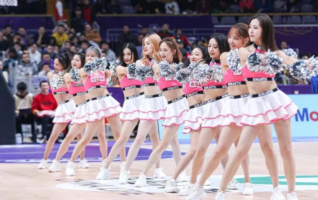 拉拉队带黑绅士帽跳舞,拉拉队舞姿优美灵动