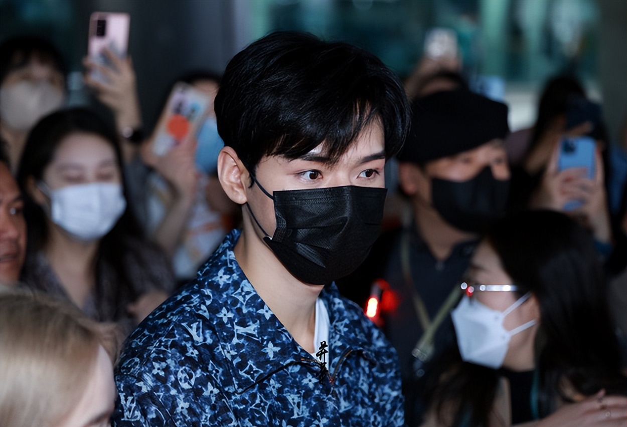 龚俊抵达韩国人气爆棚,龚俊去韩国粉丝接机